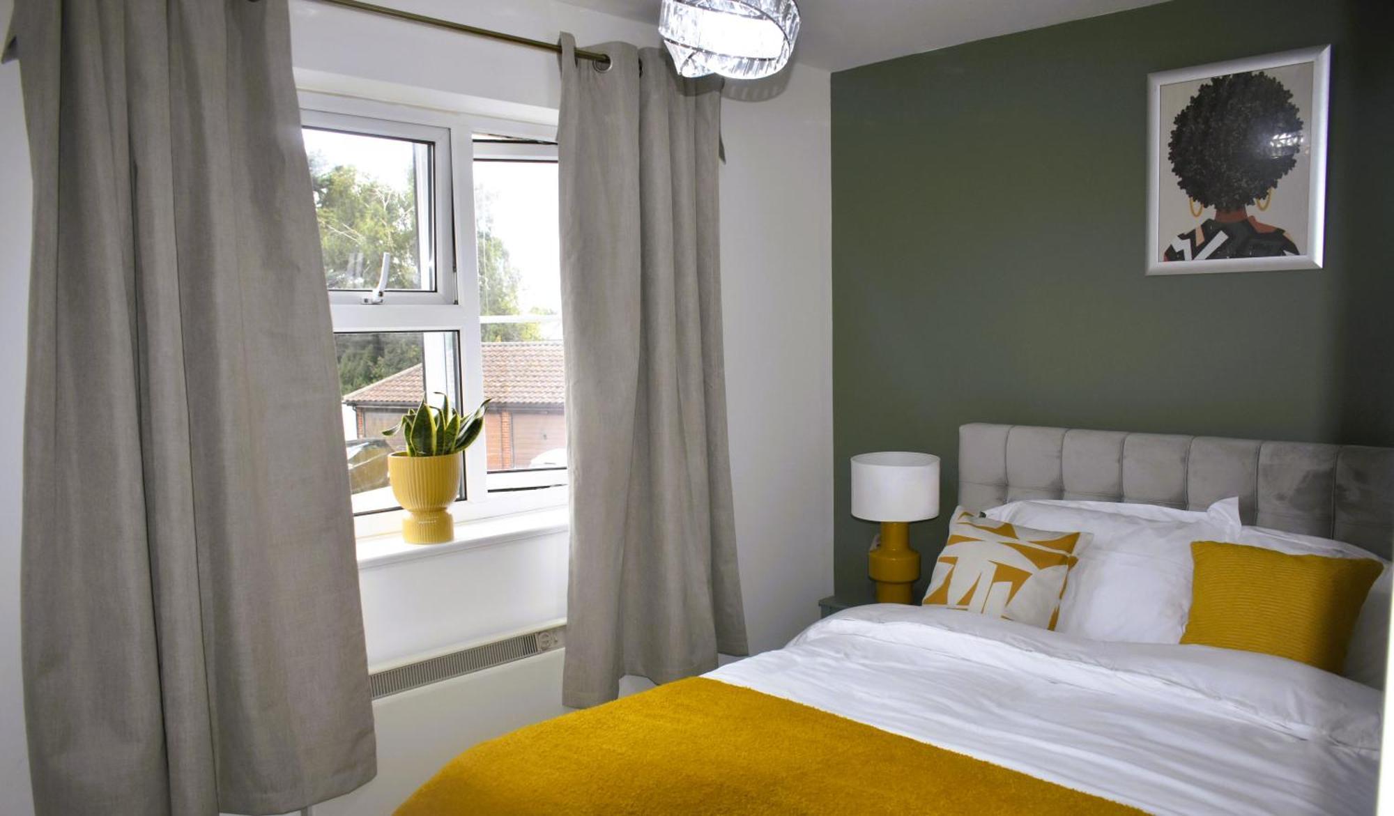 Luxury 2 Bed House With 3 Beds,3 Free Parking Lot In Dartford Near Town Centre, Adjacent Bus Stop, Train Station, Bluewater Mall, 25Mins To London City Airport,20 Miles From Central London Buitenkant foto