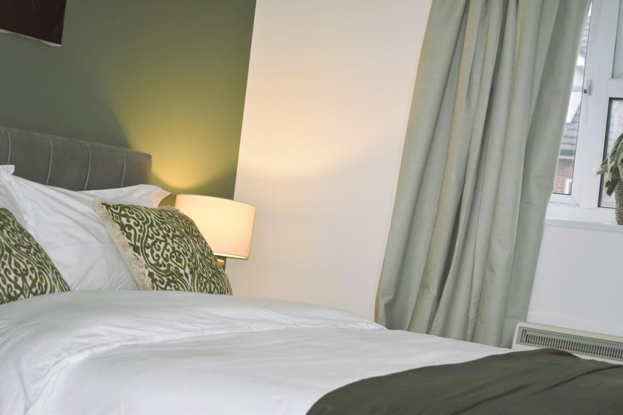 Luxury 2 Bed House With 3 Beds,3 Free Parking Lot In Dartford Near Town Centre, Adjacent Bus Stop, Train Station, Bluewater Mall, 25Mins To London City Airport,20 Miles From Central London Buitenkant foto